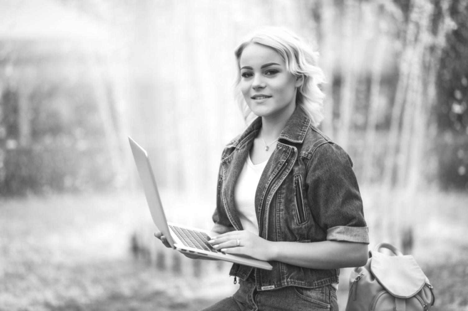 Entrepreneur travaillant sur l'analyse financière de son entreprise