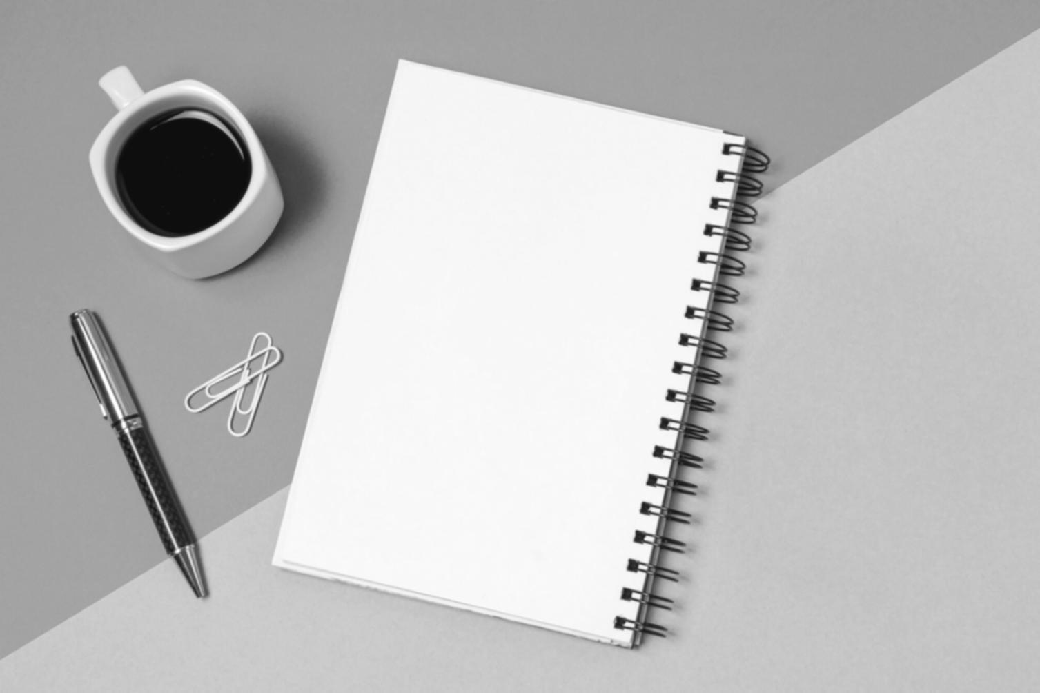 Session de formation entrepreneuriale avec étudiants actifs dans un environnement d'apprentissage moderne