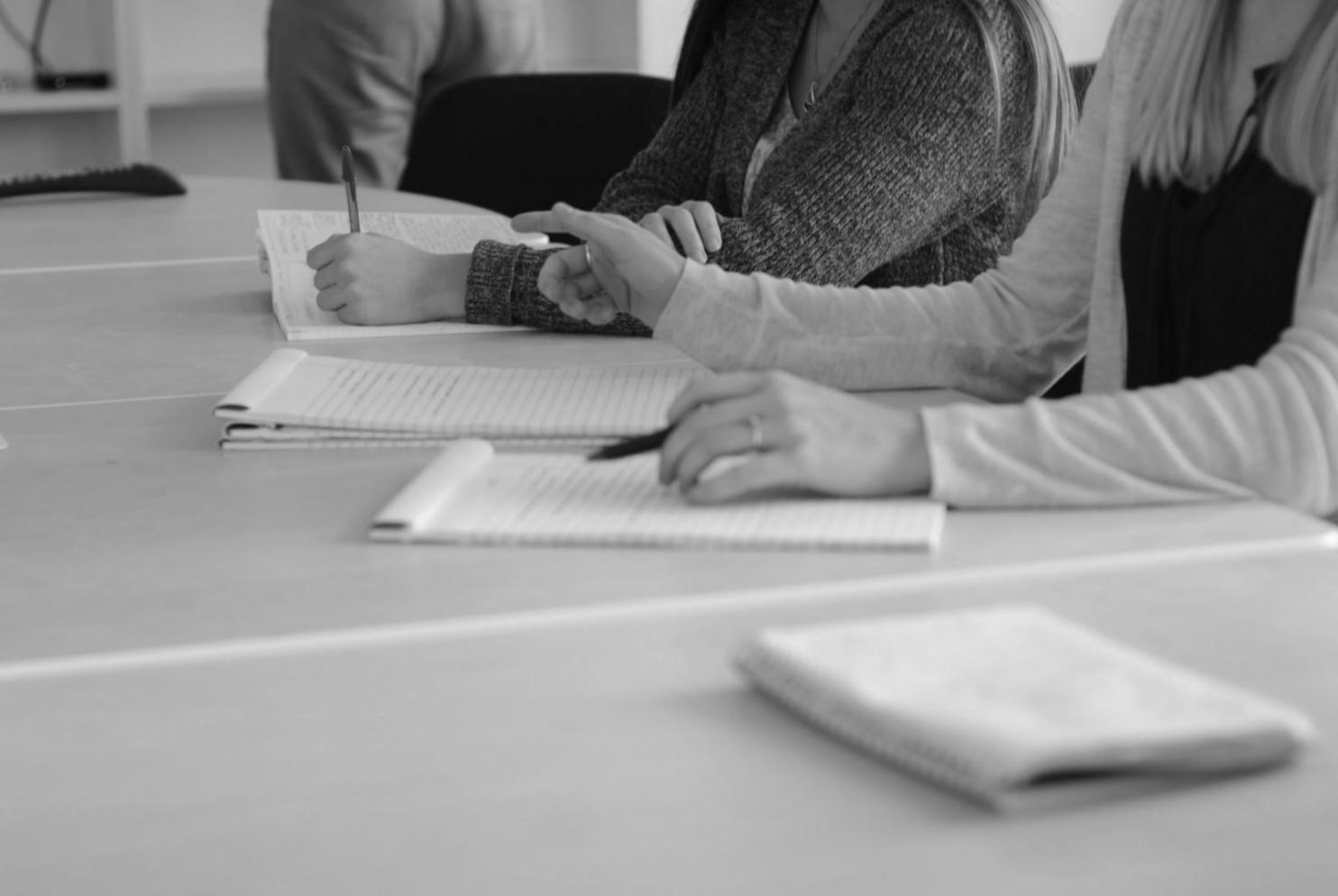 Séance de formation en finance d'entreprise avec participants actifs